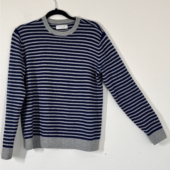Everlane Sweaters - Everlane Cashmere Pullover Sweater grey and blue stripe long sleeve
▪️Size Small
